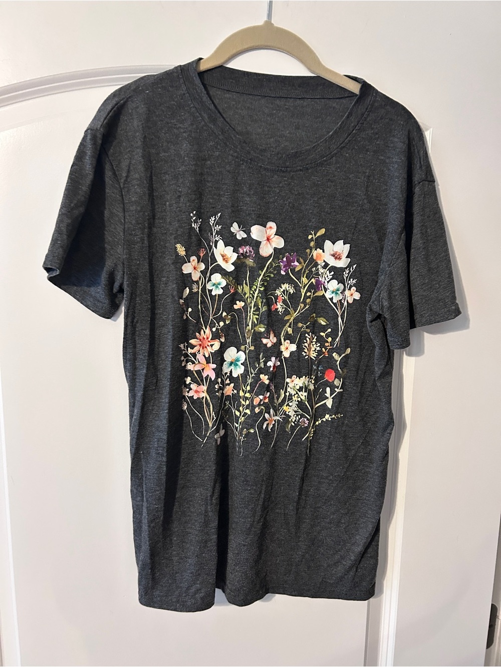 Amazon Dark Gray Floral Graphic Tee Size Medium